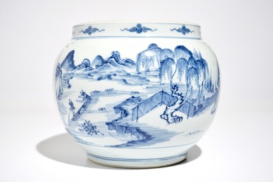 Un pot globulaire en porcelaine de Chine bleu et blanc, Kangxi