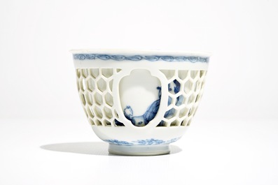 Un bol &agrave; double parois en porcelaine de Chine bleu et blanc, Kangxi