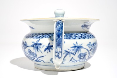 Een Chinese blauwwitte kamerpot met deksel, Qianlong