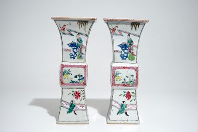 Une paire de vases en porcelaine de Chine famille rose "La Romance de la chambre de l'ouest", Yongzheng