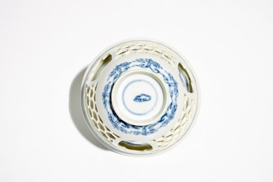 Un bol &agrave; double parois en porcelaine de Chine bleu et blanc, Kangxi
