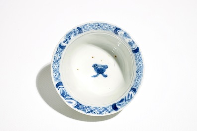 Un bol &agrave; double parois en porcelaine de Chine bleu et blanc, Kangxi