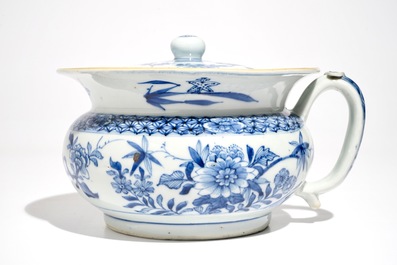Een Chinese blauwwitte kamerpot met deksel, Qianlong