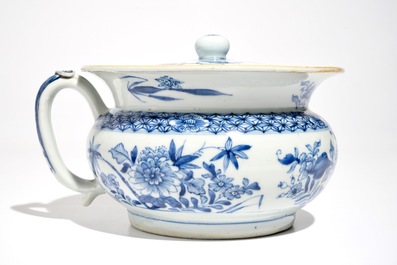 Een Chinese blauwwitte kamerpot met deksel, Qianlong