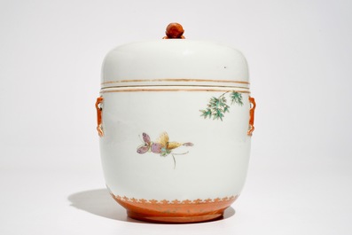 Een grote Chinese cylindrische dekseldoos, Qianlong merk, 19/20e eeuw