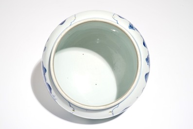 Un pot globulaire en porcelaine de Chine bleu et blanc, Kangxi