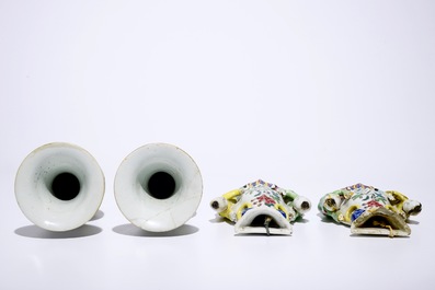 Een paar Chinese famille rose wandvaasjes en een paar famille verte yenyen vaasjes, 18/19e eeuw