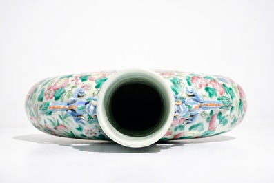 A Chinese famille rose moonflask with a court scene, 19th C.