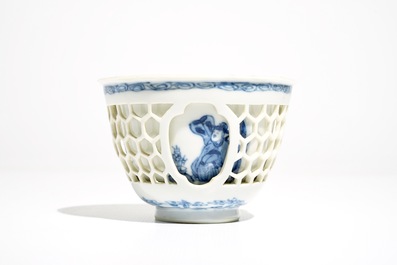 Un bol &agrave; double parois en porcelaine de Chine bleu et blanc, Kangxi