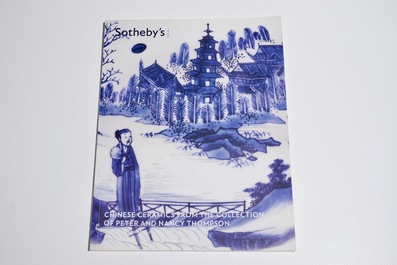 Een Chinees blauwwit bord met "Drie Vrienden van de Winter" decor, Qianlong merk en periode