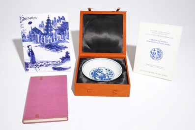 Een Chinees blauwwit bord met "Drie Vrienden van de Winter" decor, Qianlong merk en periode