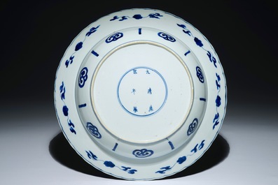 Un plat en porcelaine de Chine bleu et blanc &agrave; d&eacute;cor de Longues Dames, marque et &eacute;poque de Kangxi