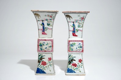 Une paire de vases en porcelaine de Chine famille rose "La Romance de la chambre de l'ouest", Yongzheng