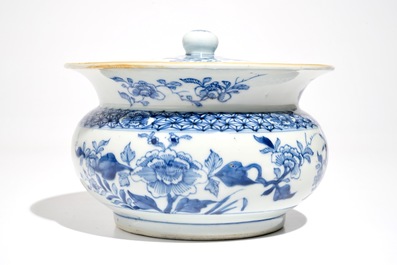 Een Chinese blauwwitte kamerpot met deksel, Qianlong