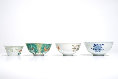Vier diverse Chinese famille rose en blauwwitte kommen, 19/20e eeuw
