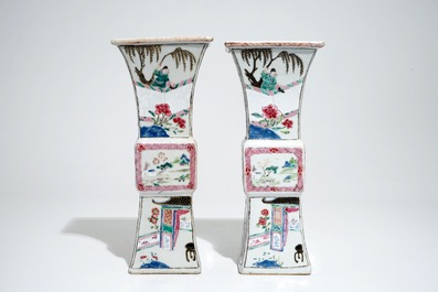 Une paire de vases en porcelaine de Chine famille rose "La Romance de la chambre de l'ouest", Yongzheng