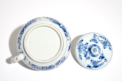 Een Chinese blauwwitte kamerpot met deksel, Qianlong