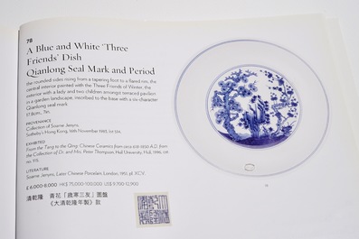 Een Chinees blauwwit bord met "Drie Vrienden van de Winter" decor, Qianlong merk en periode