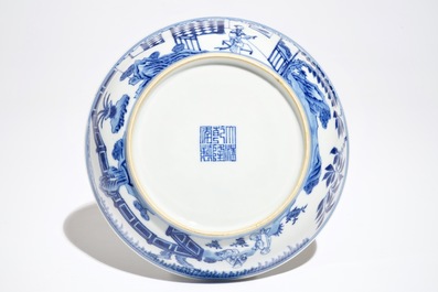 Een Chinees blauwwit bord met "Drie Vrienden van de Winter" decor, Qianlong merk en periode