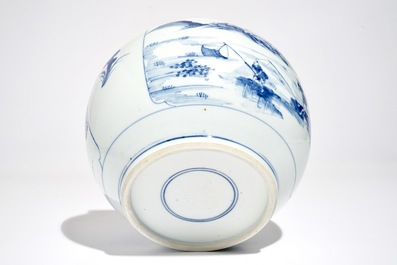 Un pot globulaire en porcelaine de Chine bleu et blanc, Kangxi