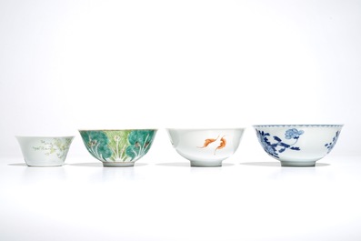 Vier diverse Chinese famille rose en blauwwitte kommen, 19/20e eeuw
