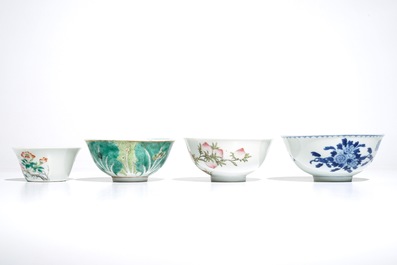 Vier diverse Chinese famille rose en blauwwitte kommen, 19/20e eeuw
