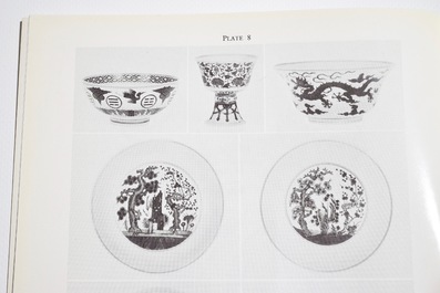 Een Chinees blauwwit bord met "Drie Vrienden van de Winter" decor, Qianlong merk en periode