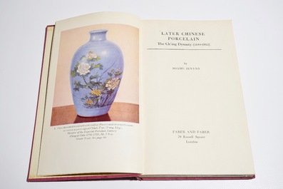 Een Chinees blauwwit bord met "Drie Vrienden van de Winter" decor, Qianlong merk en periode