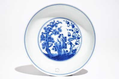 Een Chinees blauwwit bord met "Drie Vrienden van de Winter" decor, Qianlong merk en periode
