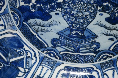 Un tr&egrave;s grand plat au vase fleuri en porcelaine de Chine bleu et blanc de type Kraak, Wanli