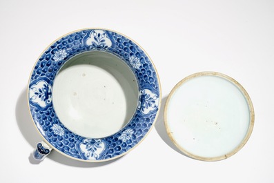 Een Chinese blauwwitte kamerpot met deksel, Qianlong