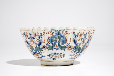 Un bol polylob&eacute; en fa&iuml;ence de Delft en palette cachemire, vers 1700