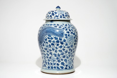 Een grote Chinese blauwwitte balustervaas met feniksen, 19e eeuw