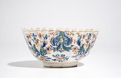 Un bol polylob&eacute; en fa&iuml;ence de Delft en palette cachemire, vers 1700