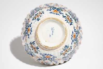 Un bol polylob&eacute; en fa&iuml;ence de Delft en palette cachemire, vers 1700