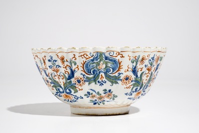 Un bol polylob&eacute; en fa&iuml;ence de Delft en palette cachemire, vers 1700
