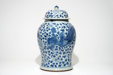 Een grote Chinese blauwwitte balustervaas met feniksen, 19e eeuw