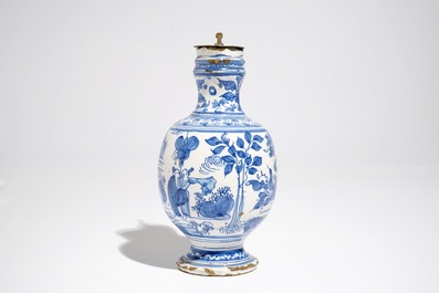 A blue and white chinoiserie jug with pewter lid, Haarlem or Delft, 1st half 17th C.