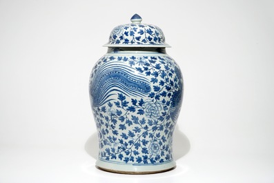 Een grote Chinese blauwwitte balustervaas met feniksen, 19e eeuw