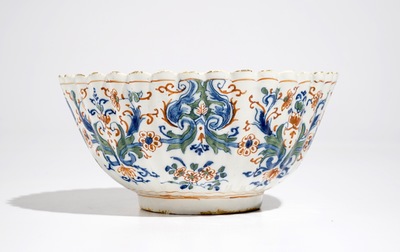 Un bol polylob&eacute; en fa&iuml;ence de Delft en palette cachemire, vers 1700