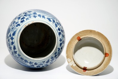 Een grote Chinese blauwwitte balustervaas met feniksen, 19e eeuw