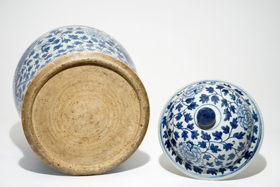 Een grote Chinese blauwwitte balustervaas met feniksen, 19e eeuw
