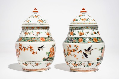 Une paire de vases couverts en porcelaine de Chine famille verte, Kangxi