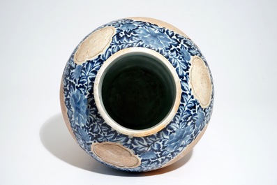 Een Japanse blauwwitte Arita vaas met biscuit panelen, 17/18e eeuw