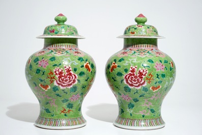 Een paar Chinese famille rose dekselpotten en een paar cachepots op onderschotels, 19e/20e eeuw