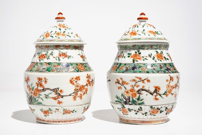 Une paire de vases couverts en porcelaine de Chine famille verte, Kangxi