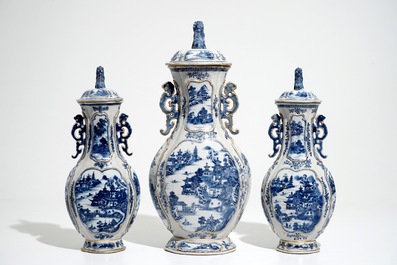 Een garnituur van drie Chinese blauwwitte dekselvazen met landschapsdecor, Qianlong