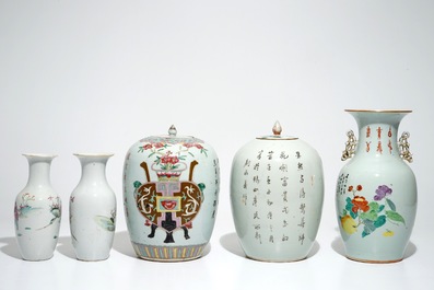 Vijf diverse Chinese famille rose vazen, 19/20e eeuw