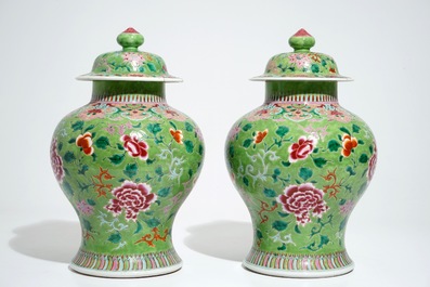 Een paar Chinese famille rose dekselpotten en een paar cachepots op onderschotels, 19e/20e eeuw