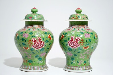 Een paar Chinese famille rose dekselpotten en een paar cachepots op onderschotels, 19e/20e eeuw